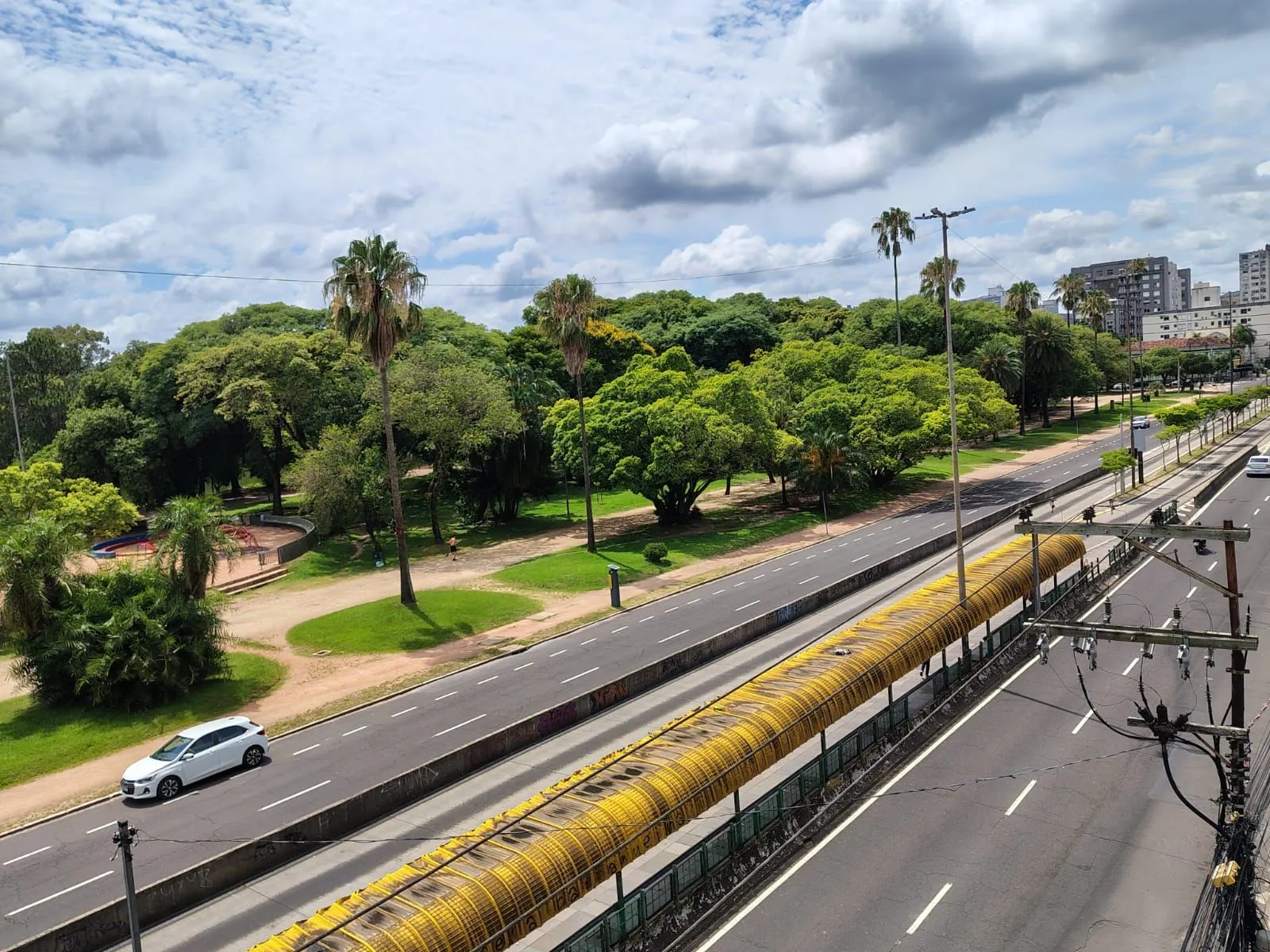 Imagem Lindo 2Dormitórios Dependência de Empregada Desocupado Sacada com Churrasqueira Privativa