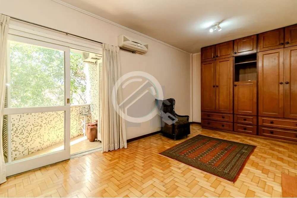 Imagem Apartamento espaçoso com 3 dormitórios, um suíte com sacada, living com 2 ambientes, banheiro soc...