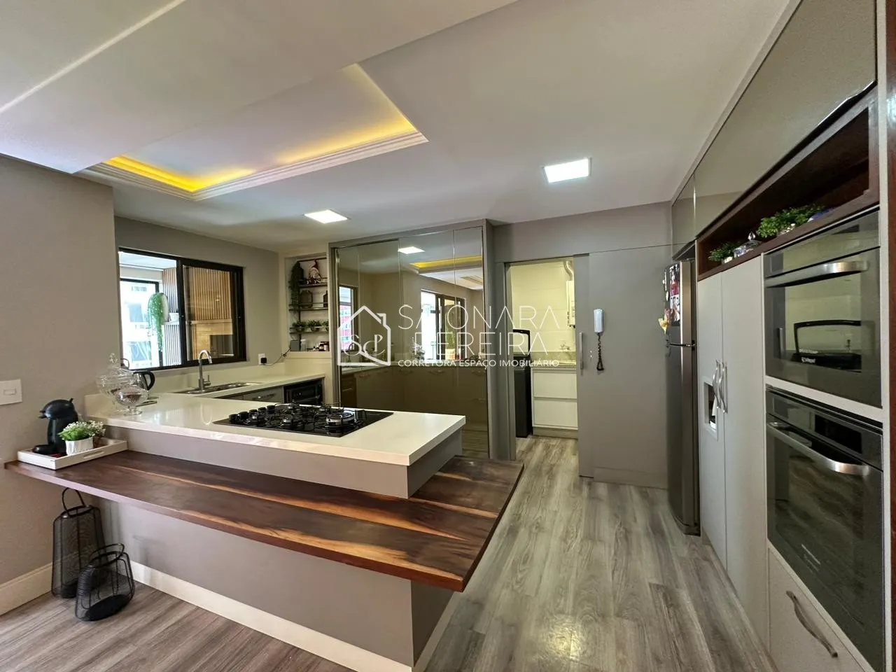 Imagem "Venha conhecer nosso espaçoso apartamento de 140m², 3 quartos e sacada com churrasqueira! Condomíni