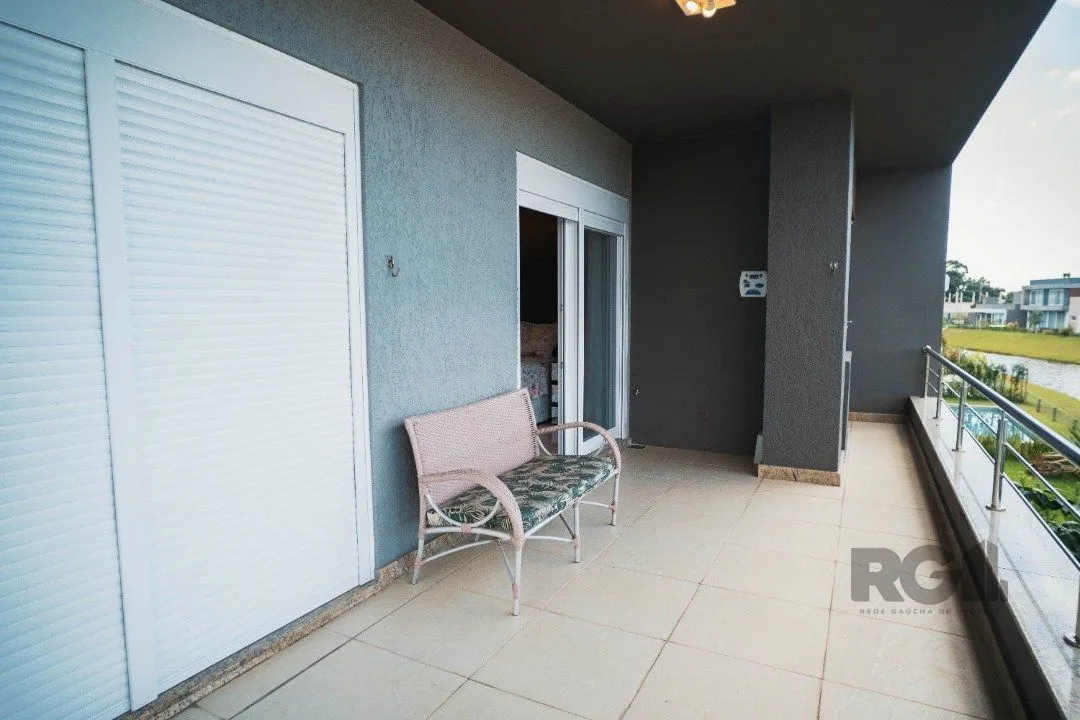 Imagem Oportunidade Única! Casa em Condomínio à Beira do Lago com 4 Suítes, sendo uma Térrea e uma Suíte Master Espetacular!