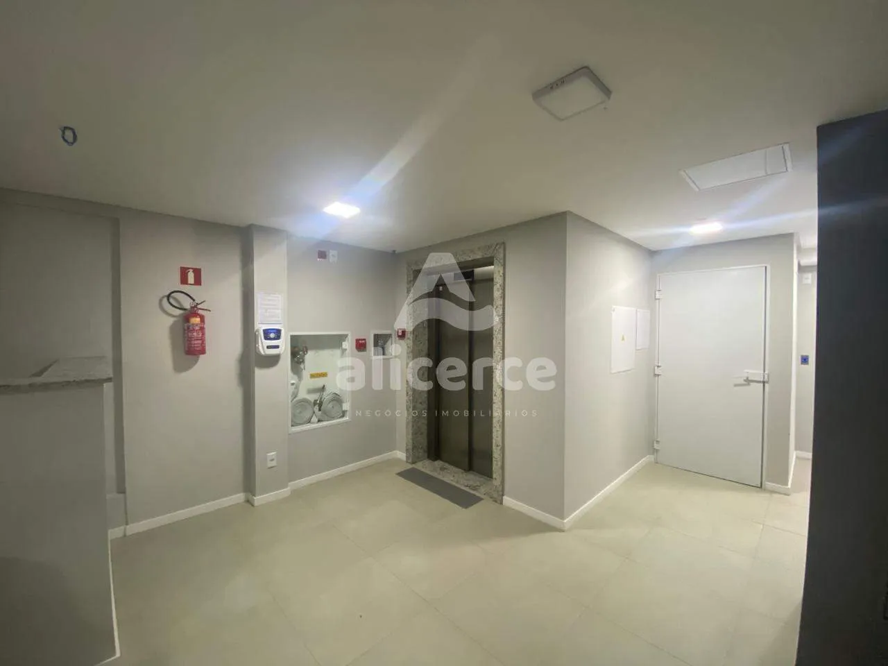Imagem Studio Garden Novo Mobiliado com Terraço Privativo e Vaga de Garagem no Centro de Florianópolis