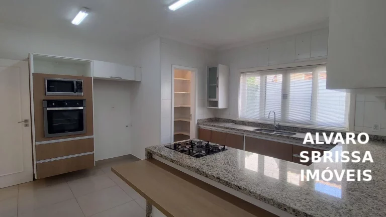 Imagem Casa térrea, com piscina, muito bem conservada e moderna com 600m² de terreno e 300m² de construção com 04 suítes. Estuda Permuta