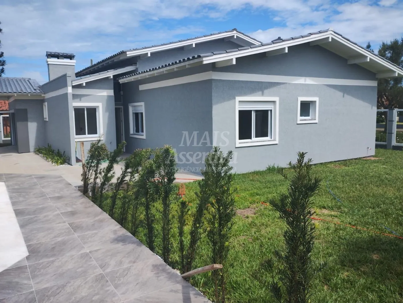 Imagem Excelente casa a venda em Tramandaí - 3 dormitórios, 2 vagas de garagem