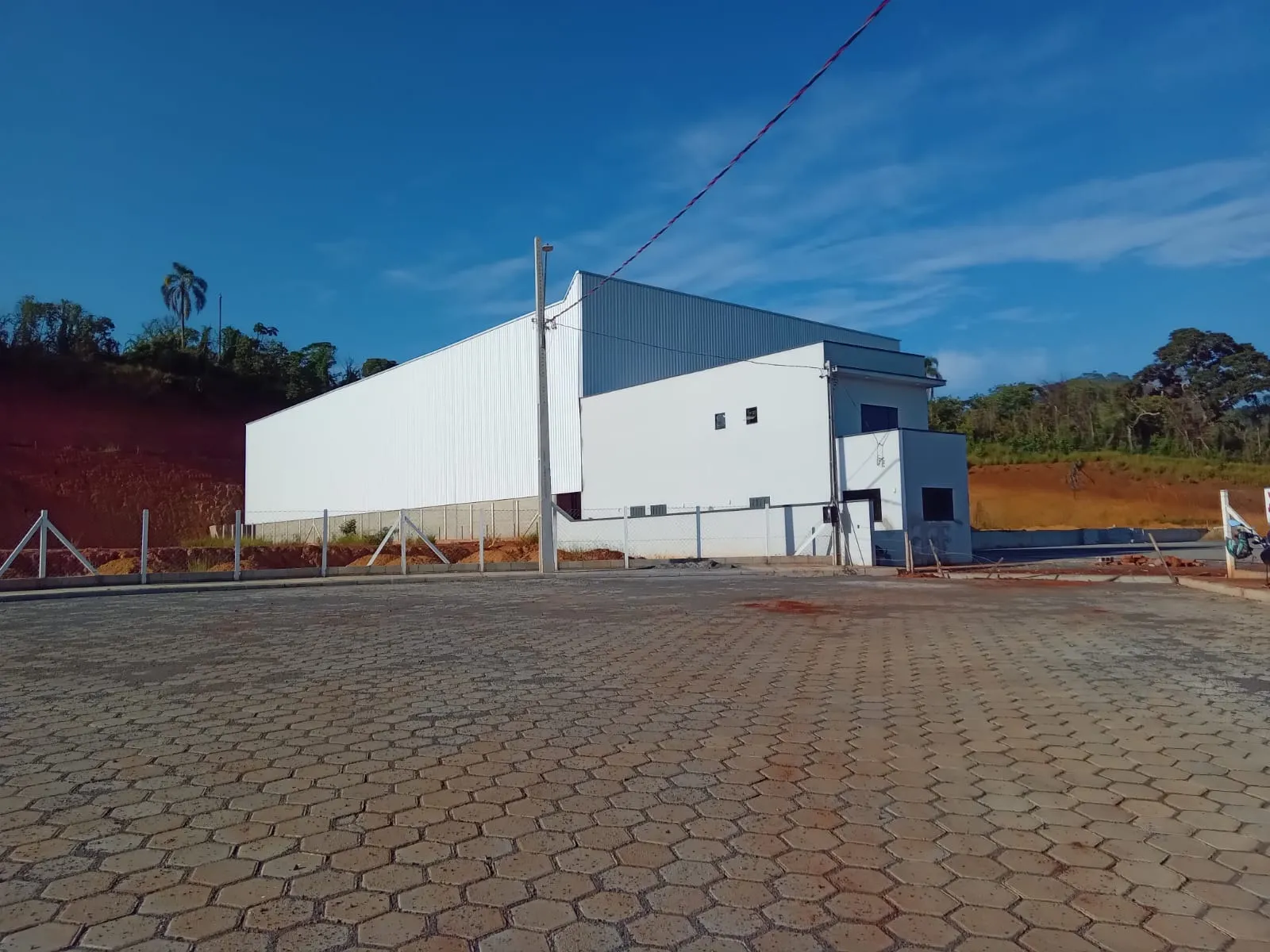 Foto do imóvel Galpão Comercial para Venda ou Locação em Cambuí-MG, Bairro Água Comprida: 1 Sala, 2 Banheiros, 5 Vagas de Garagem, 3.600m² de Área. em ÁGUA COMPRIDA, CAMBUÍ - MG