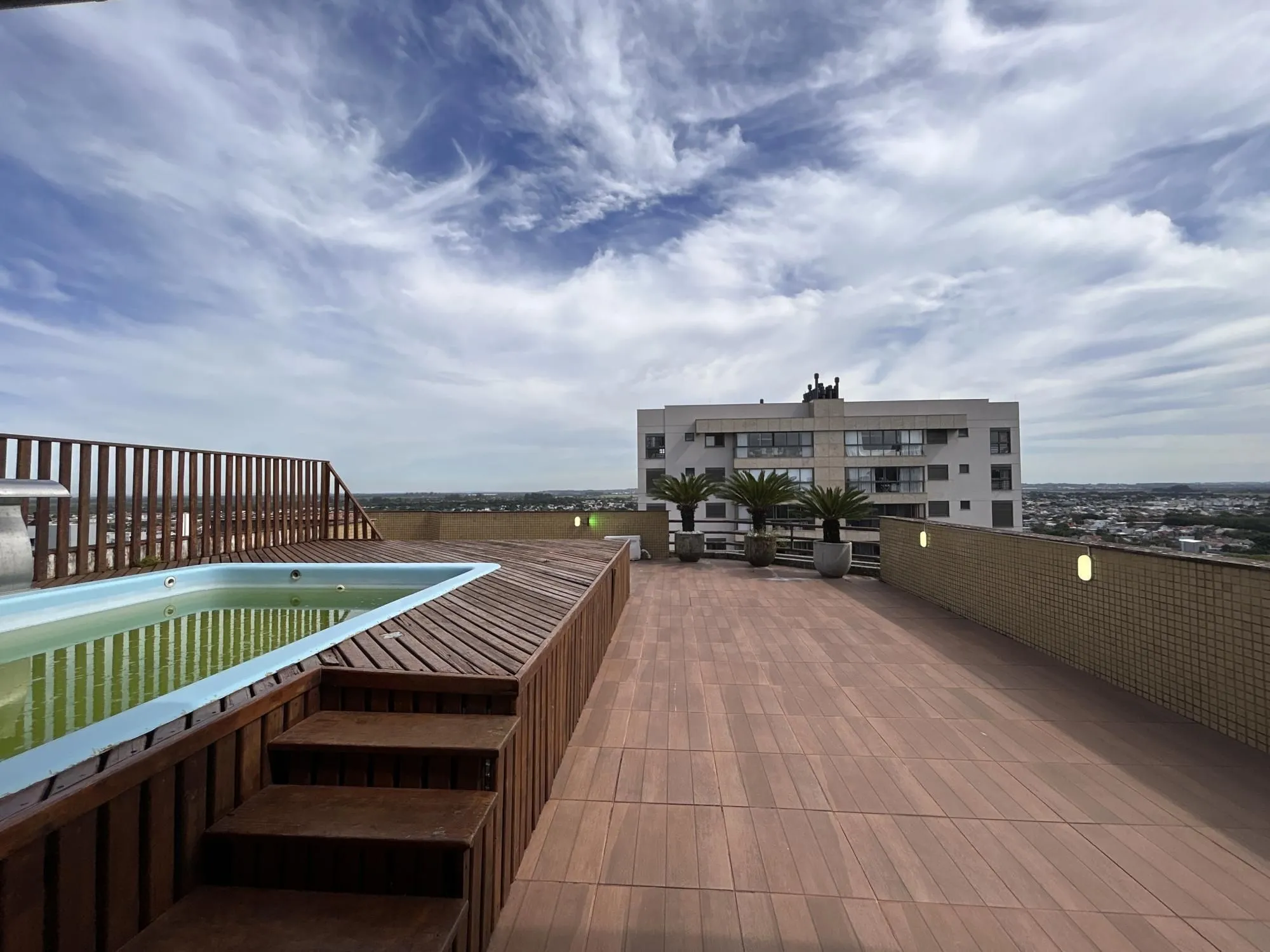 Imagem Cobertura Duplex à venda / aluguel (R$11.900,00 + taxas) no Centro de Canoas com piscina