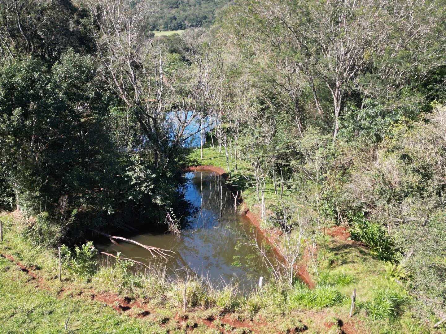 Imagem Chácara à venda em Lindoeste, 9 Km do Centro - 150m² - Piscina, Rio, Lago para pesca