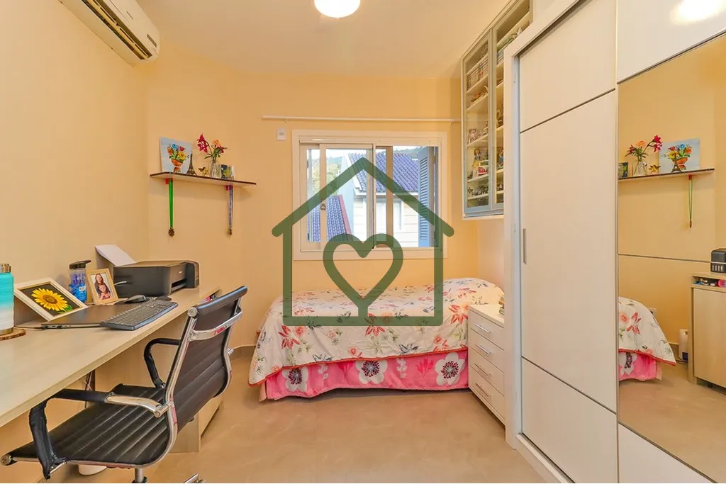 Imagem Casa em condomínio no bairro Nonoai, com 122m² privativos distribuídos em 2 andares. No térreo, ...