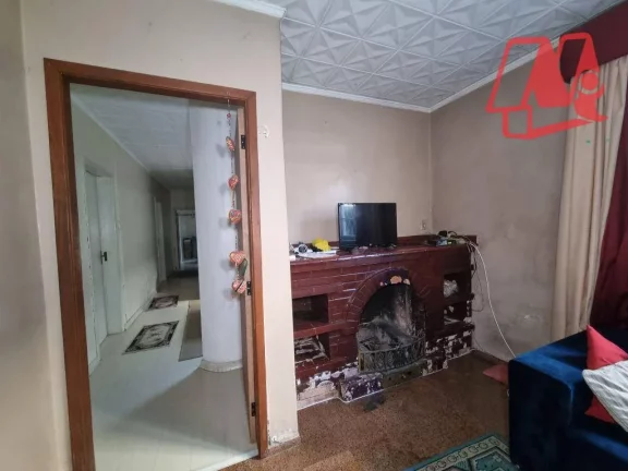 Imagem Casa com 5 dormitórios e pátio próximo à Redenção