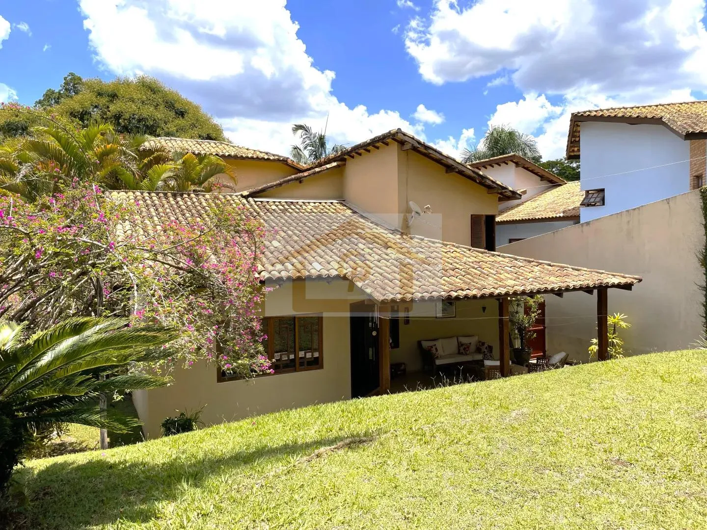 Imagem Magnífica casa bem ao estilo Granjeiros! São 3 suítes 6 Garagens