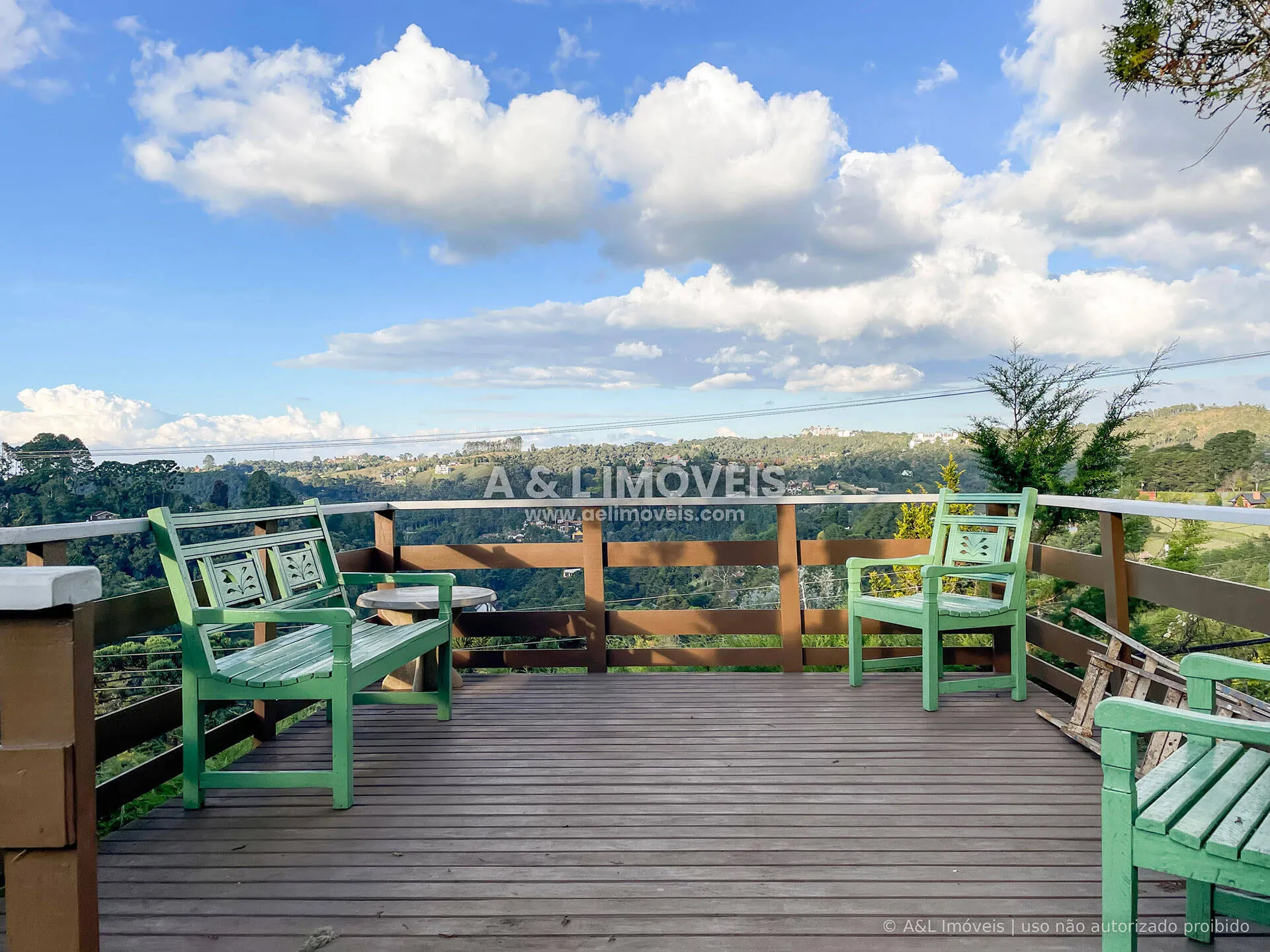 Imagem Casa à Venda em Campos do Jordão | 5 Dorms., Lareira e Deck Panorâmico