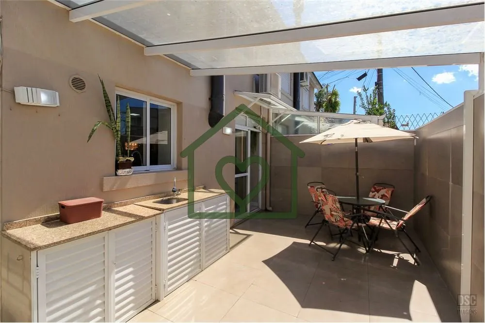 Imagem Linda casa em Condominio, com living de 2 ambientes (estar/jantar) com lareira, cozinha americana mo...