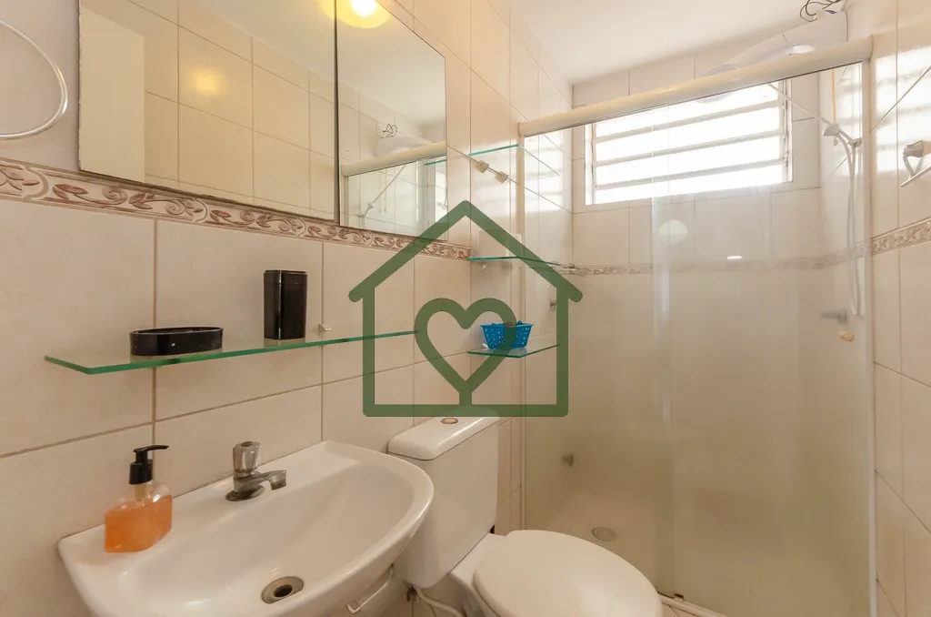 Imagem Apartamento de dois dormitórios no bairro Petrópolis, com sala de estar e jantar integradas e vent...