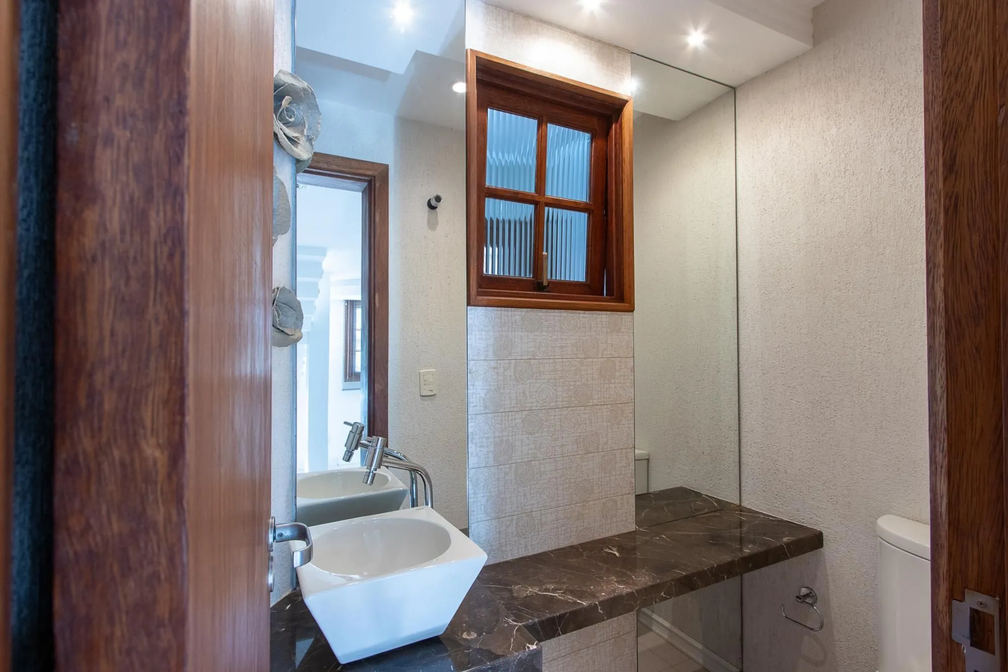 Imagem Excelente casa de 3 dormitórios, 1 suíte, pátio, piscina e vaga para 2 carros cobertas.