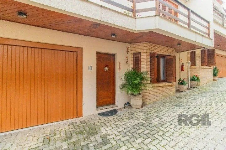 Imagem Casa em condomínio na zona sul, 3 quartos, suíte, lareira, churrasqueira, 2 vagas de garagem coberta.