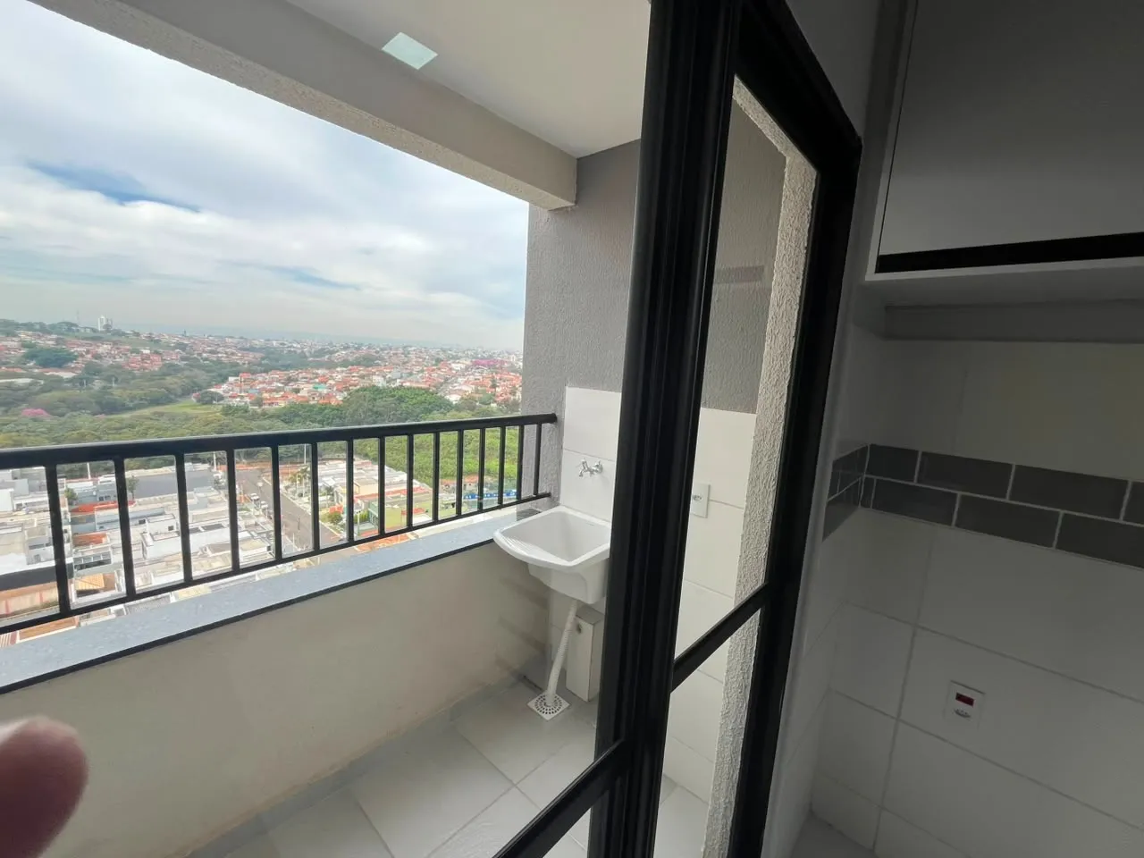 Imagem Apartamento à venda no Mirante Ipanema, Caguassu, com 46m², 2 quartos, varanda, andar alto, piscina e lazer completo. Aceita financiamento e FGTS.