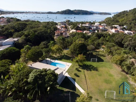 Sítio Lindo, com uma bela cachoeira, com cabanas e casa, em Governador Celso Ramos - SC