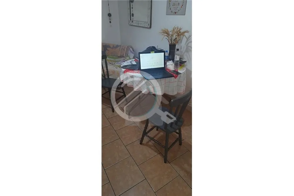 Imagem Apartamento de 2 quartos, banheiro, sala e cozinha, parcialmente mobiliado, situado em uma região p...
