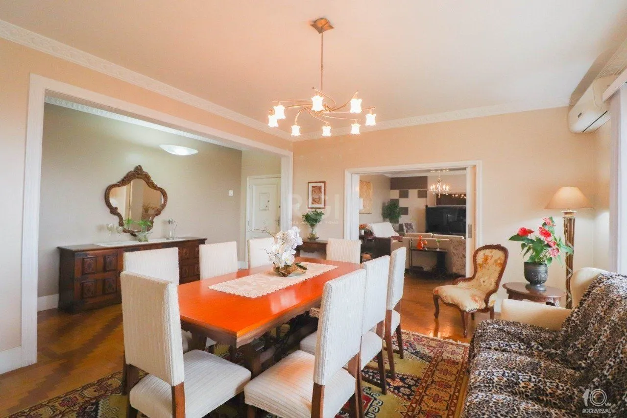Imagem Apartamento á venda com 3 dormitórios com 1 suíte com sacada + 2 sacadas na sala e living, 233,85M² e 1 vaga de garagem escriturada e coberta, no Bairro Independência em Porto Alegre.