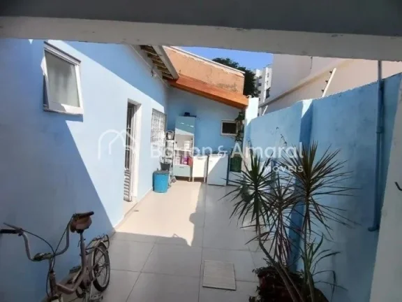 Imagem Casa à venda com 3 dormitórios, ampla sala de estar, cozinha, 2 banheiros (sendo 1 de empregada), ...