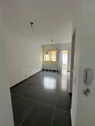 Imagem Excelente Oportunidade! Sobrado com 2 dormitórios em condomínio fechado.