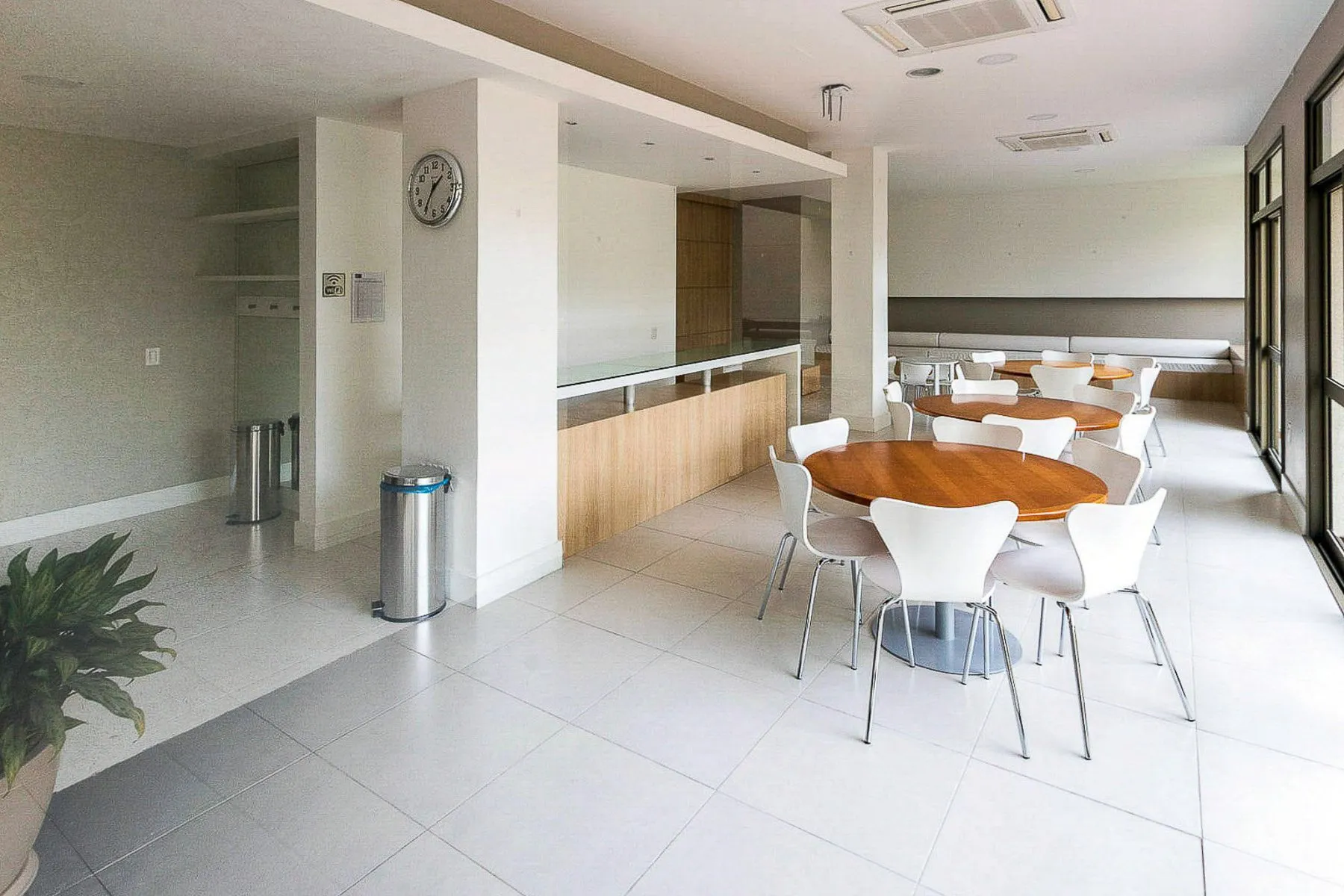 Imagem Apartamento totalmente reformado e impecável para locação - 3 quartos sendo uma suíte - Bairro Cavalhada