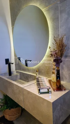 Imagem No exclusivo Condomínio Sainte Hélène, onde sofisticação e privacidade se encontram, esta resid...