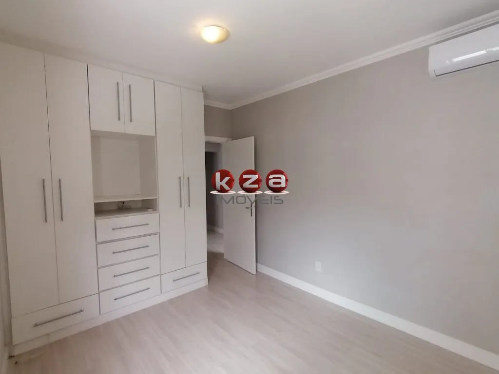 Imagem Casa de Alto Padrão em Condomínio Exclusivo em Vinhedo-SP: 3 Quartos, 1 Suíte, 3 Salas, 3 Banheiros, 4 Vagas de Garagem.