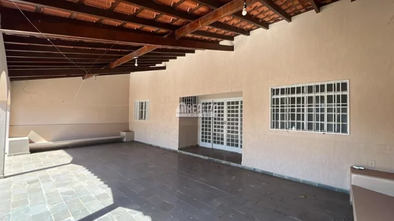 Imagem Casa à venda em Uberaba: 2 dormitórios, suíte, 4 garagens e quintal amplo
