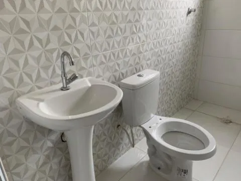 Imagem VENDA DE SOBRADO NA ESTÂNCIA PARAÍSO, EM ITAQUAQUECETUBA/SP, 80m² com 02 quartos, sacada, quintal aconchegante e garagem para 1 auto. CONSULTE-NOS.