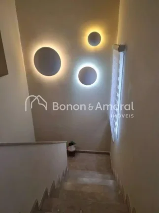 Imagem Sobrado amplo com ambientes bem distribuídos, ideal para quem busca conforto e espaço para a famí...