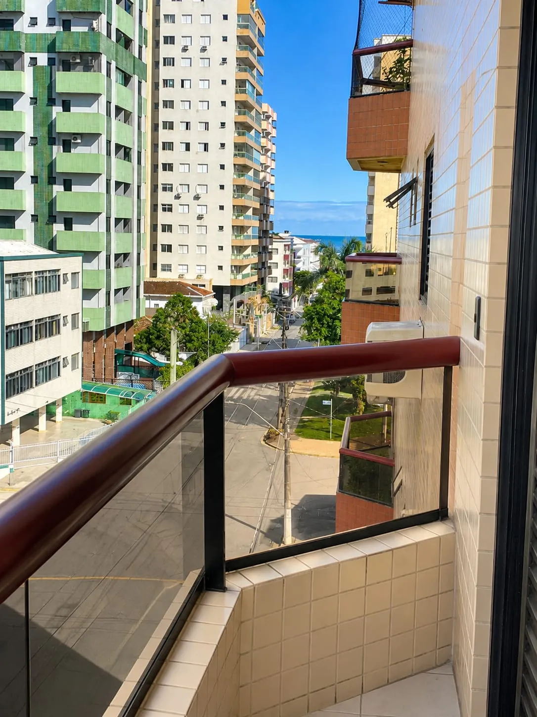 Imagem Moderno Apartamento na Praia Grande - TUPI