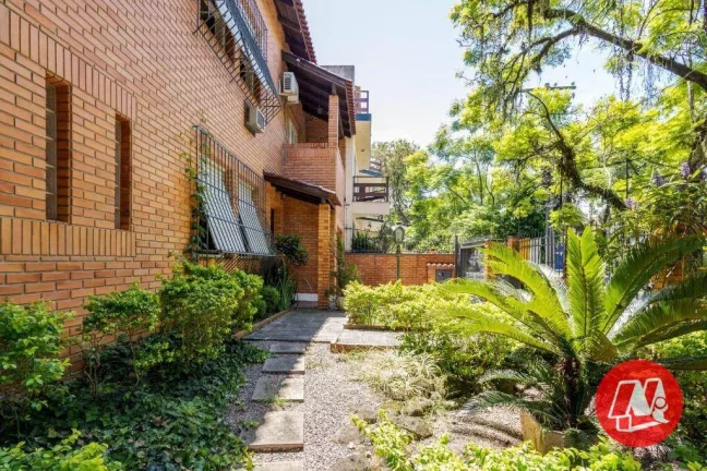 Imagem No bairro Rio Branco, casa de 337 m², semimobiliáda, 4 dormitórios, 3 vagas, jardim com piscina.