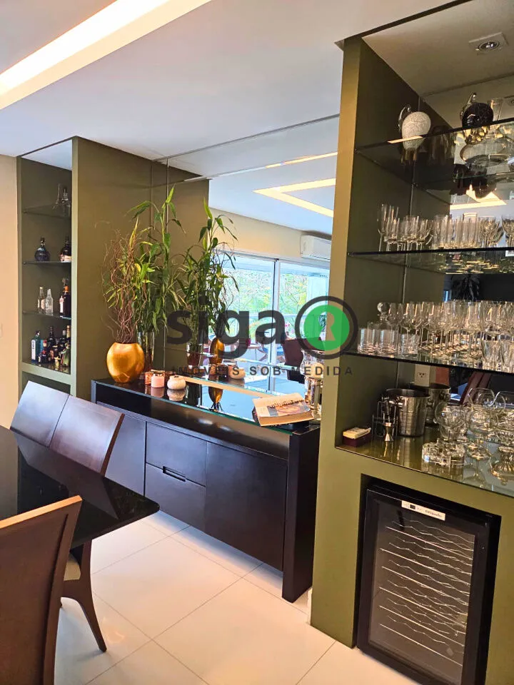 Imagem Apartamento com 211m2, 3 dormitórios e 3 vagas à venda no Panamby