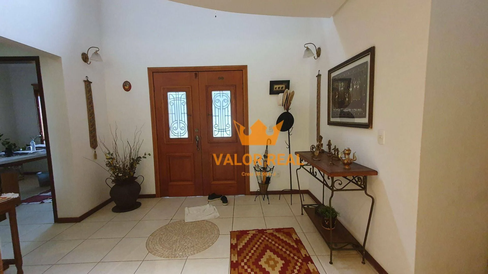Imagem Casa em Condomínio de Alto Padrão, Venda ou Locação: AT 720 m2 e AC 390 m2, 4 suites, 4 vagas, piscina.