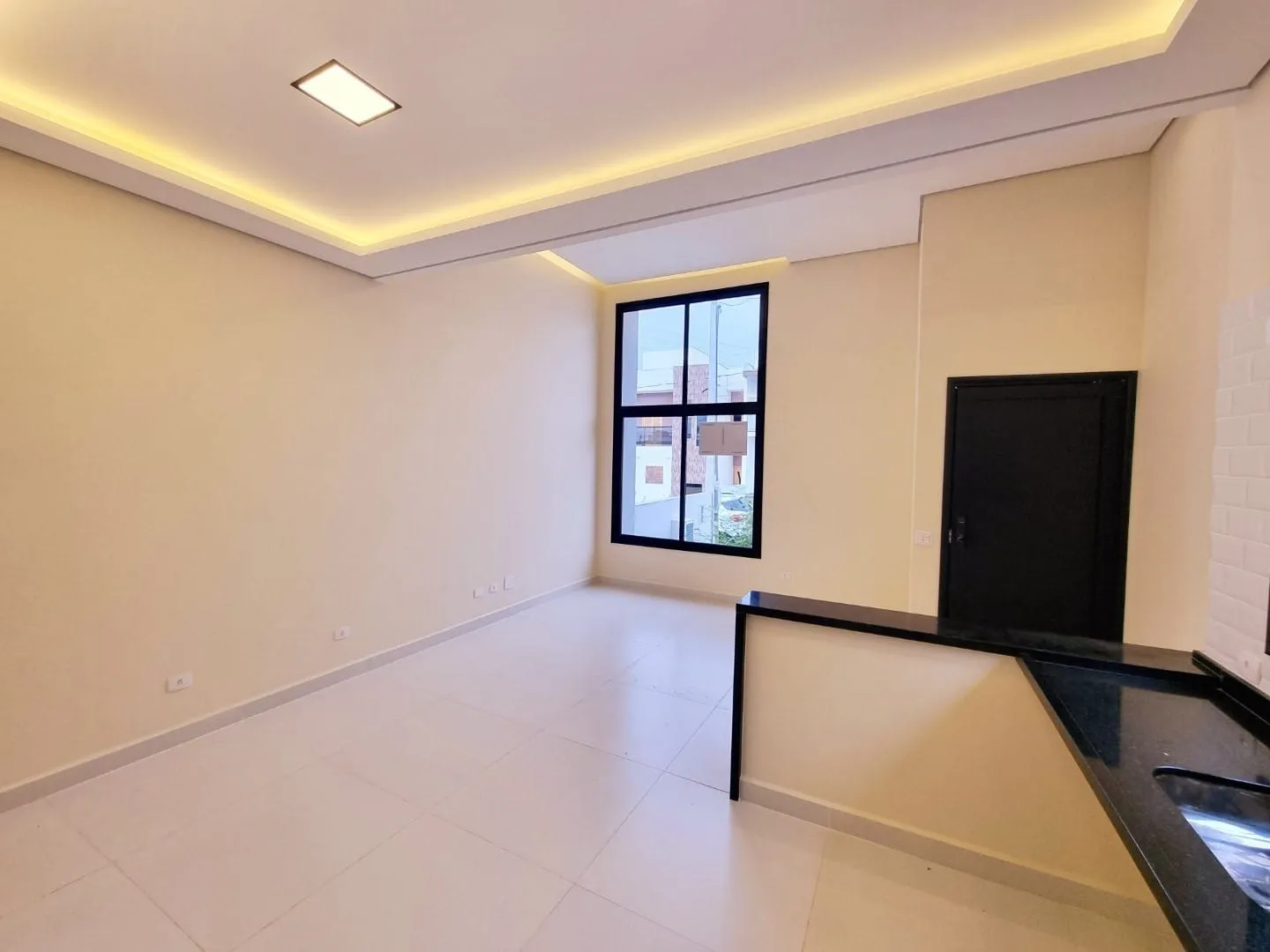 Imagem Exclusiva Casa Moderna no Condomínio Vila Romana: Ambientes Integrados, Área Gourmet, Suíte Ampla e Detalhes em LED para Conforto e Sofisticação