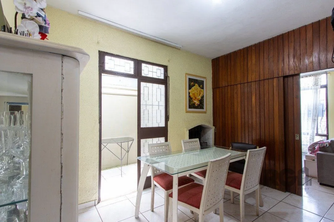 Imagem Casa térrea, 3 quartos, 2 banheiros, com pátio no Bairro Cavalhada