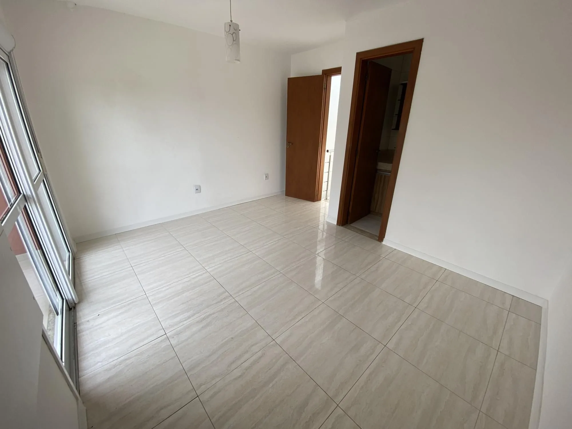 Imagem Sobrado com 2 Suítes, Sacada e Pátio com Teto Retrátil