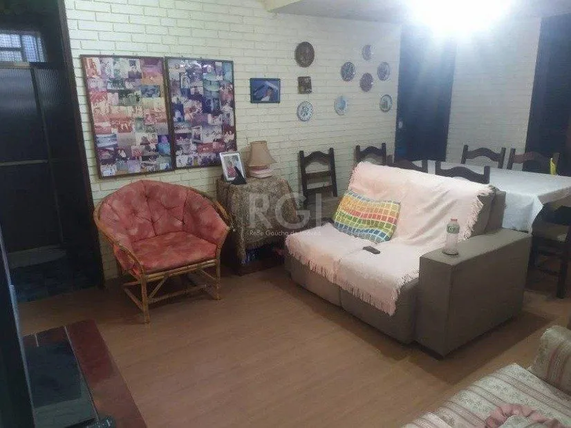 Imagem Casa com 03 dormitórios, churrasqueira, pátio com piscina e 5 vagas de garagem no bairro Menino Deus
