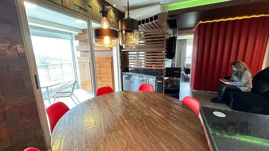 Imagem Apartamento 2 dormitórios, sendo 1 suíte, 77 m² de área privativa e 2 vaga(s) de garagem. Localizado na Rua Mario Antunes da Cunha, no bairro Petrópolis em Porto Alegre.
