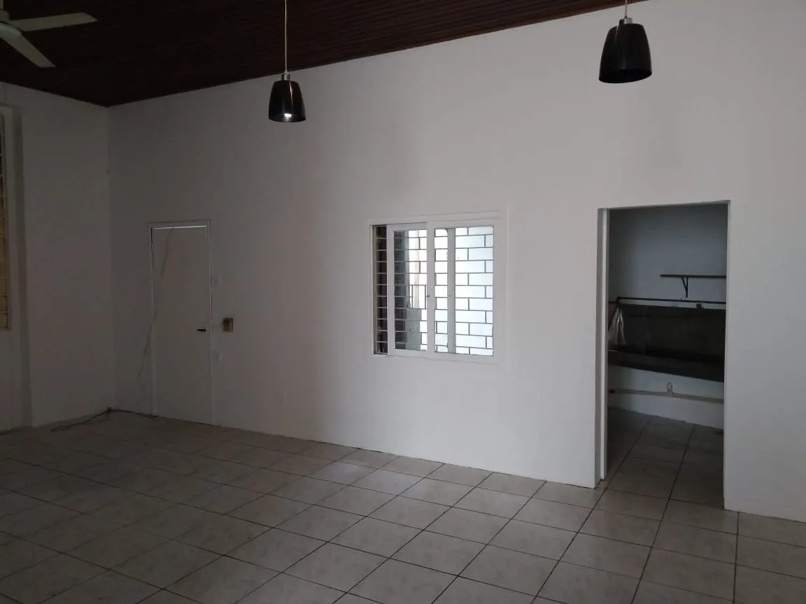 Imagem Prédio comercial bem localizado, composto por duas amplas lojas, cada uma com aproximadamente 200 m...