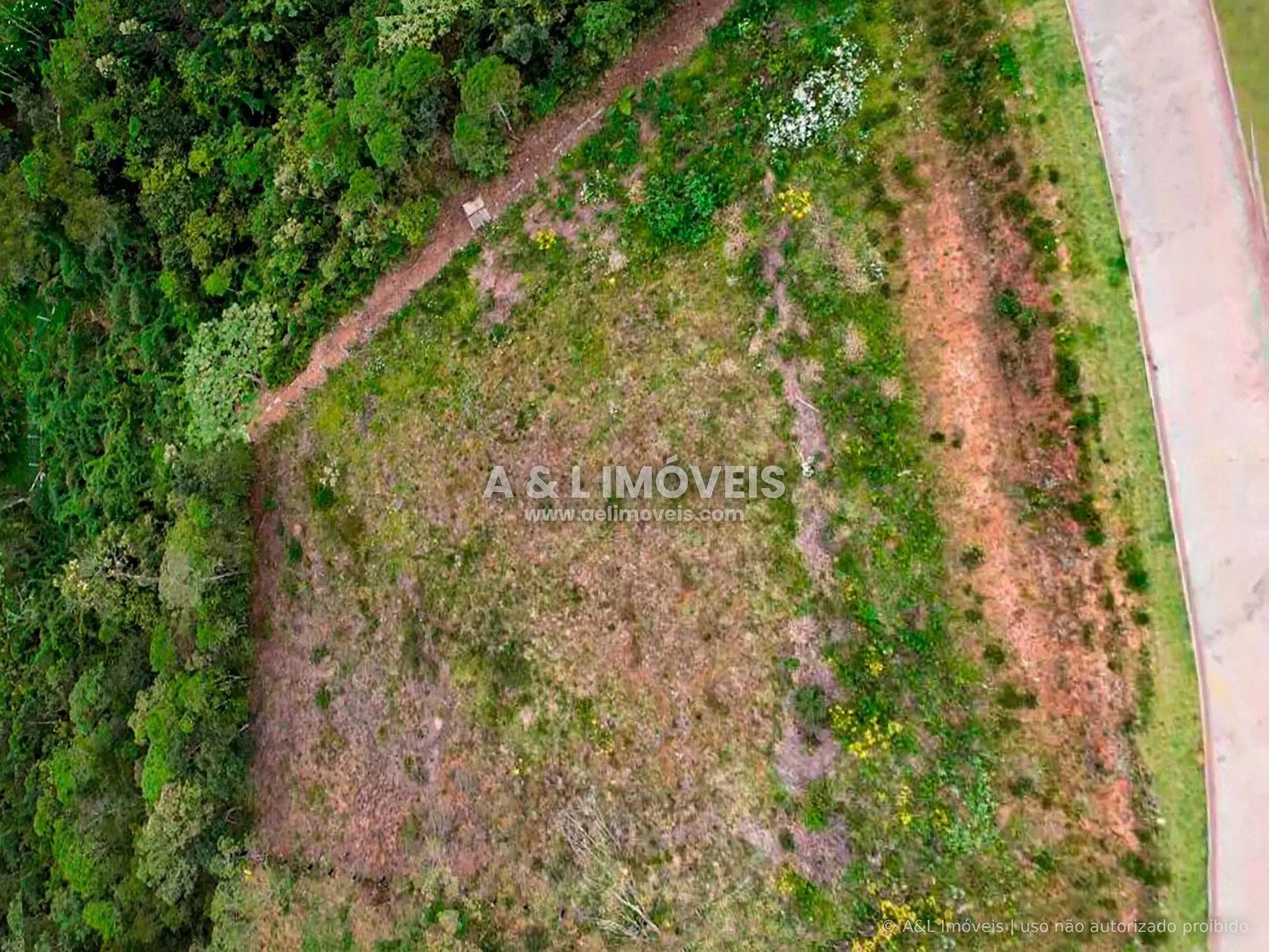 Imagem Lote à venda em Campos do Jordão com 1.600 m² e 46 m de frente