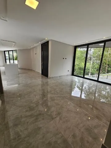 Imagem VENDA DE CASA NO CONDOMÍNIO REAL PARK, EM ARUJÁ/SP, 373m² com 4 suítes amplas, espaço gourmet, piscina e garagem coberta. CONSULTE-NOS.