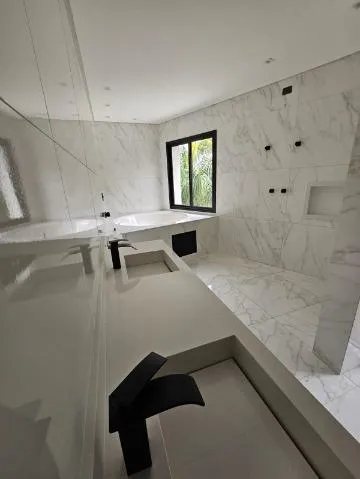 Imagem VENDA DE CASA NO CONDOMÍNIO REAL PARK, EM ARUJÁ/SP, 373m² com 4 suítes amplas, espaço gourmet, piscina e garagem coberta. CONSULTE-NOS.