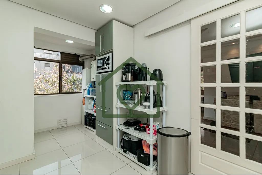 Imagem Apartamento reformado com 92m2 e vista panorâmica composto por três dormitórios sendo uma suíte ...