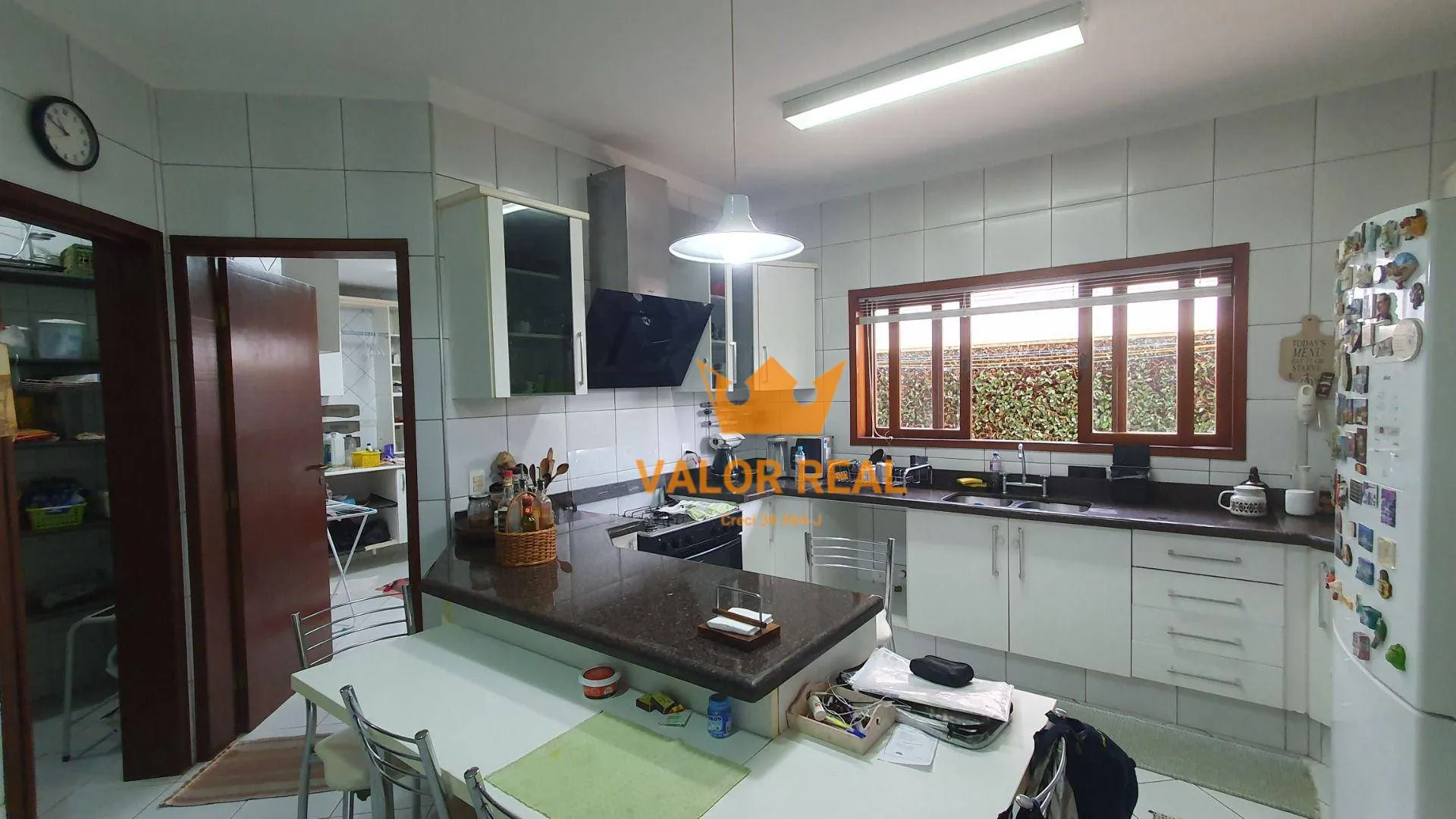 Imagem Casa em Condomínio de Alto Padrão, Venda ou Locação: AT 720 m2 e AC 390 m2, 4 suites, 4 vagas, piscina.