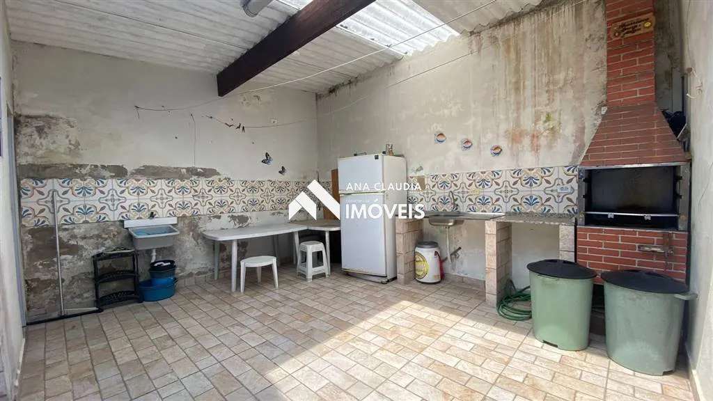 Imagem Casa na praia de Mongaguá a venda, 80 metros da Marginal.