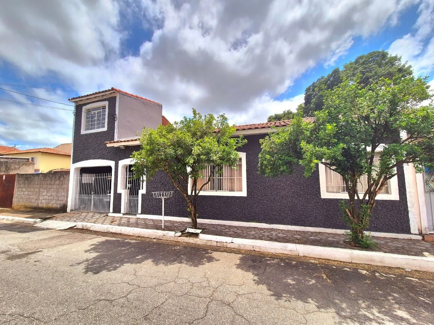 Imagem Casa Térrea na Região Central de Roseira com Espaço Comercial, Quintal Amplo, Piscina e Churrasqueira à Venda