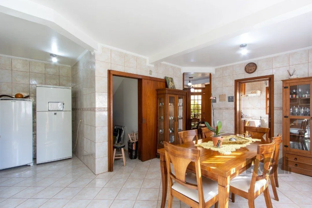 Imagem Casa de alvenaria, 3 quartos, 1 suíte, 4 banheiros e 5 vagas de garagem.