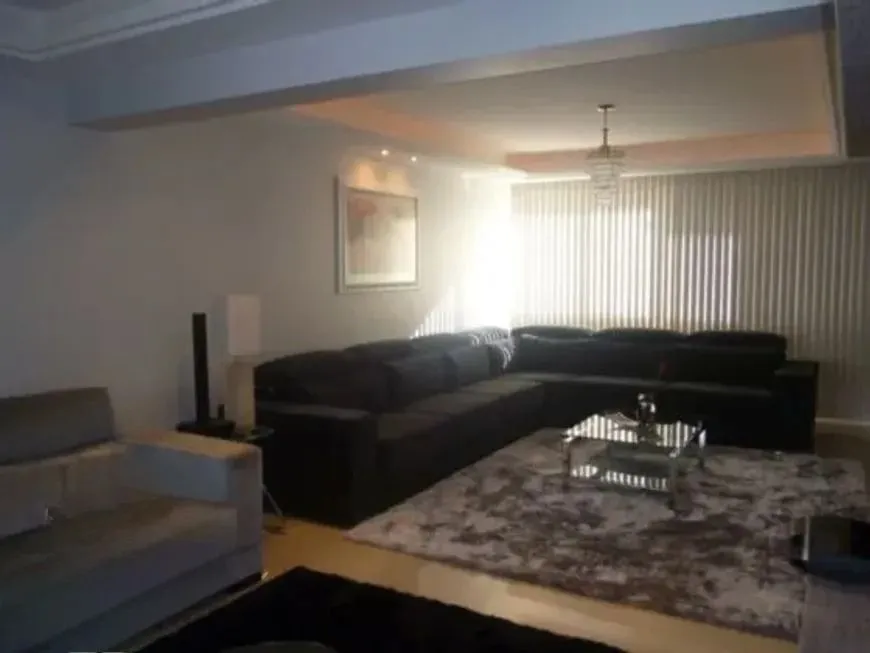 Imagem Casa térrea com 3 dormitórios, suíte e 3 vagas.