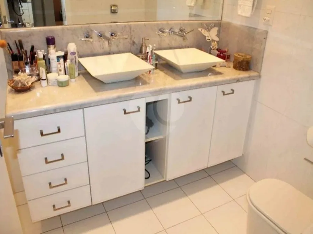 Imagem Sobrado de Luxo no Campo Belo: 3 Quartos, 3 Suítes, 6 Banheiros, 10 Vagas de Garagem e 682m² - São Paulo-SP